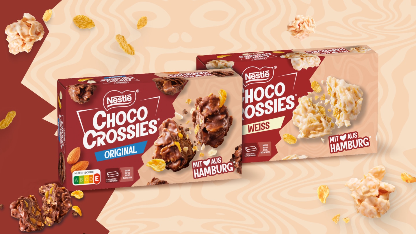 Nestlé Choco Crossies Original und Nestlé Choco Crossies Weiß auf dynamischem Hintergrund